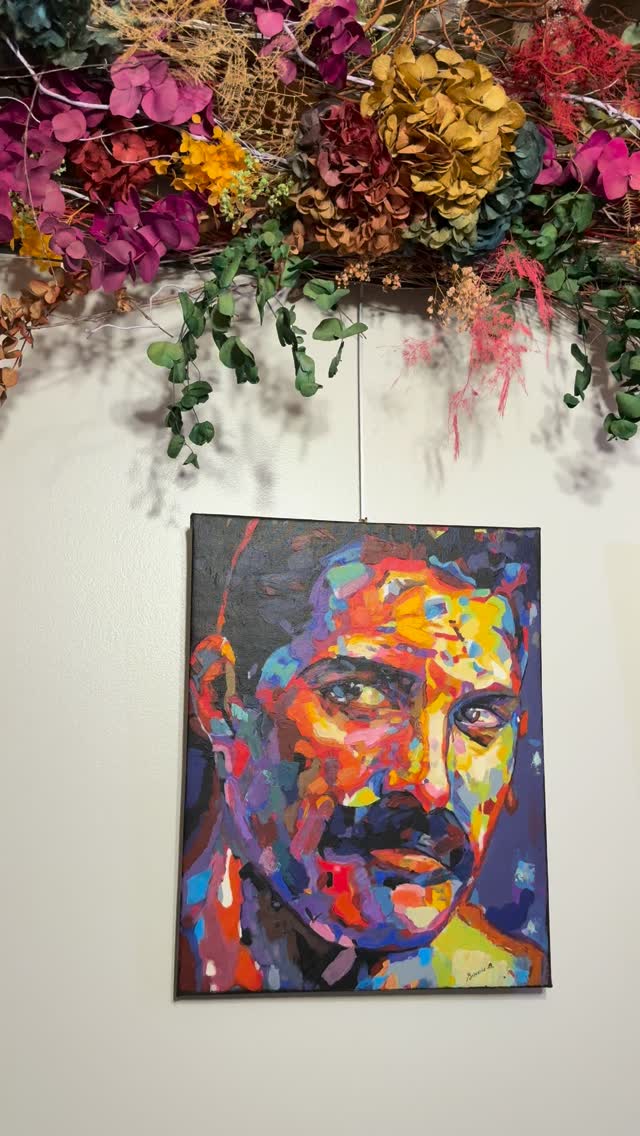 Portrait de Freddie Mercury peint par Brigitte Binois, exposé dans le décor floral du salon.