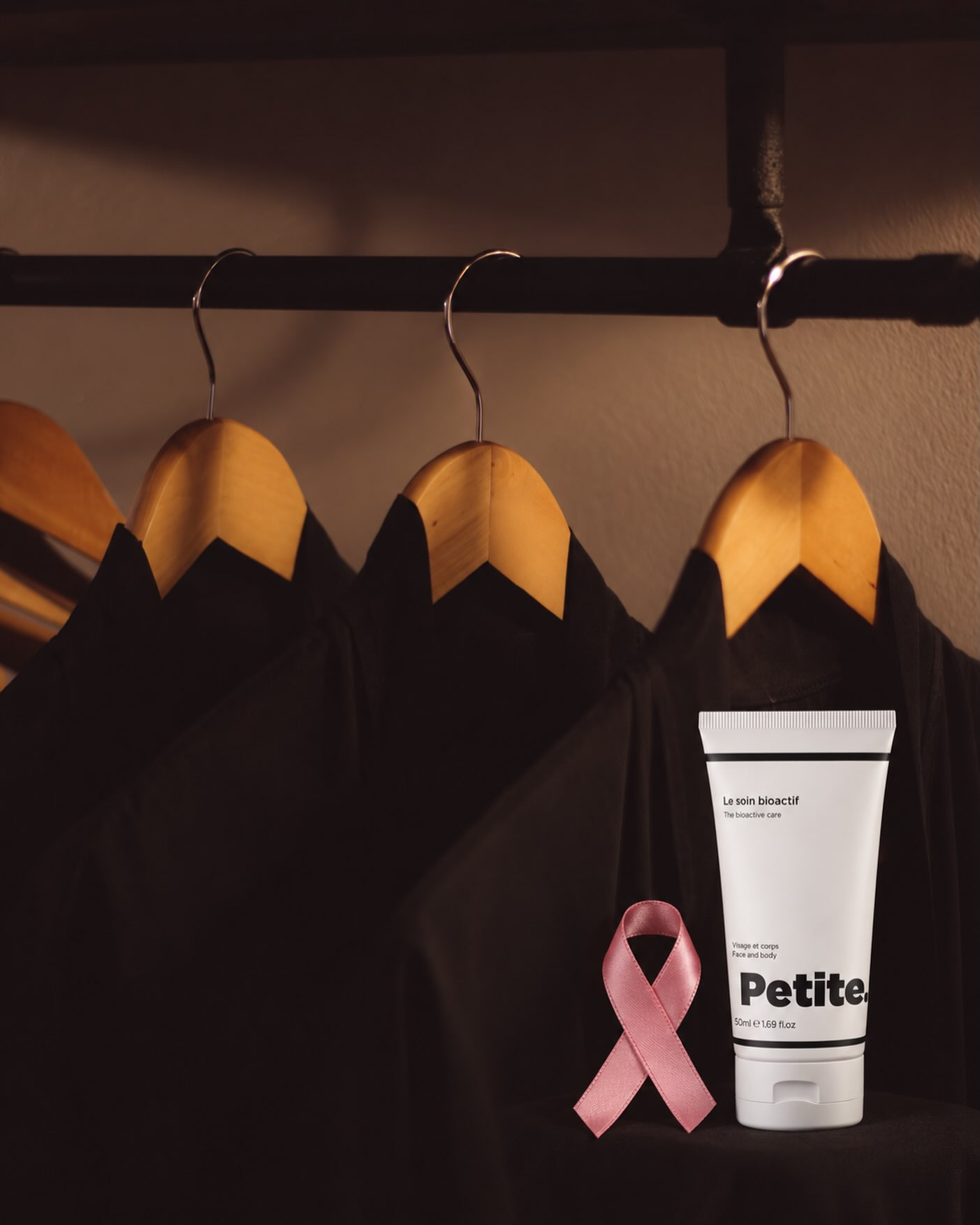 Le Soin Bioactif Petite et un ruban rose pour l’opération Octobre rose du salon Le Confident.